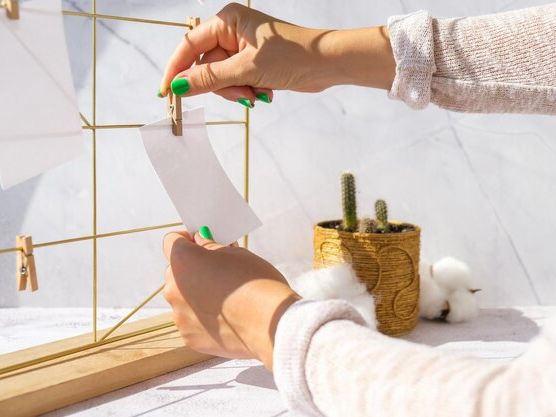 Poradnik wyboru dekoracji tekstylnych do salonu: jak stworzyć przytulne i modne wnętrze w 2026 roku