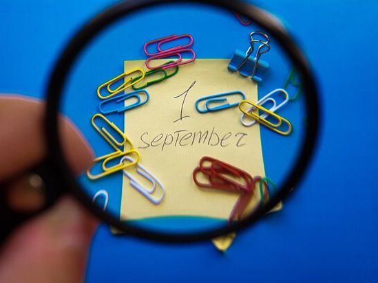 Praktyczne triki na optyczne powiększenie małych pomieszczeń – sprawdzone metody aranżacji