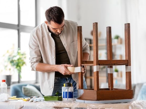 Jak samodzielnie odnowić meble – praktyczny poradnik DIY krok po kroku