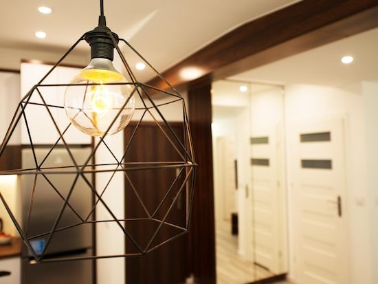 Pomysły na oświetlenie wnętrz – jak zrobić lampę DIY krok po kroku