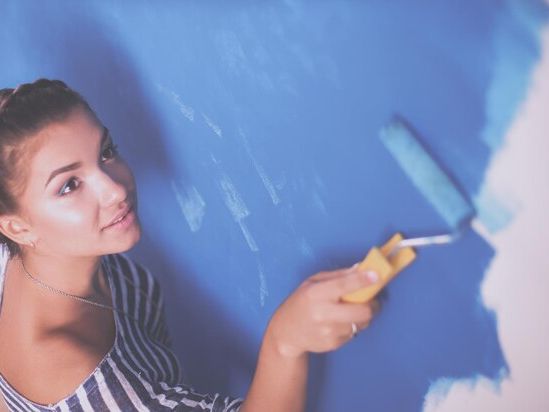Poradnik: Malowanie ścian – skuteczne techniki i praktyczne wskazówki DIY